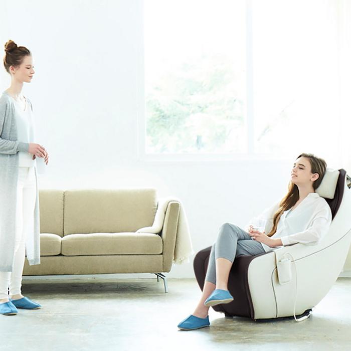 Synca Wellness CirC Massage Chair coffee with two persons in room